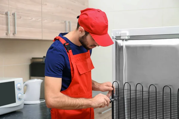 Техник Мужчина Ремонтирует Холодильник Помещении — стоковое фото