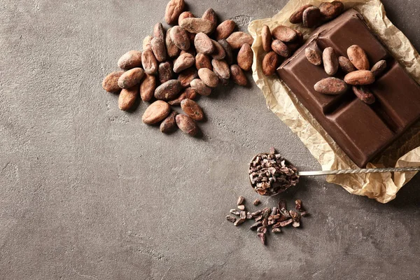 Komposisi Dengan Produk Kakao Pada Latar Belakang Abu Abu — Stok Foto