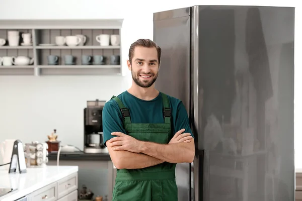 Técnico Masculino Pie Cerca Refrigerador Moderno Interior —  Fotos de Stock