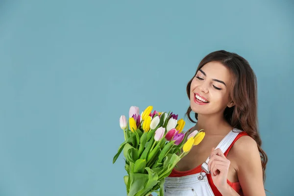 Mooie Vrouw Met Boeket Tulpen Kleur Achtergrond — Stockfoto