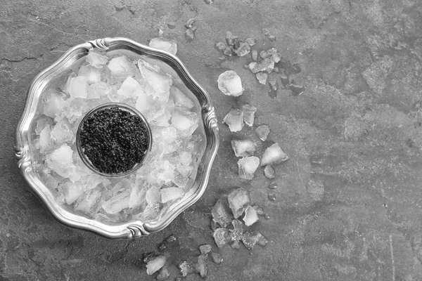 黑色鱼子酱配上金属托盘上的冰 — 图库照片