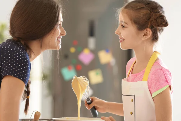 Mor Och Dotter Förbereder Degen Inomhus — Stockfoto