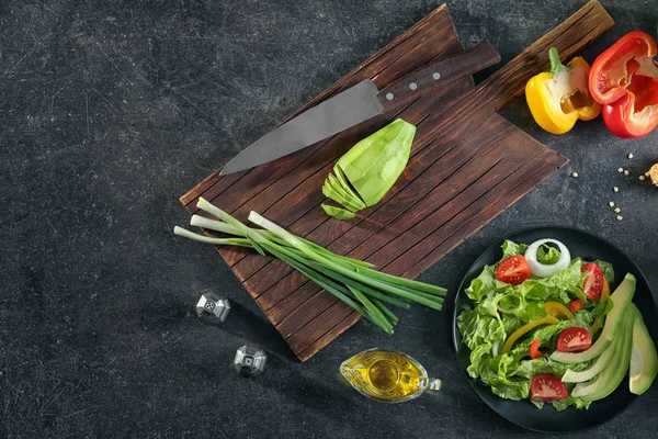 Composición Con Ingredientes Para Una Sabrosa Ensalada Verduras Mesa — Foto de Stock