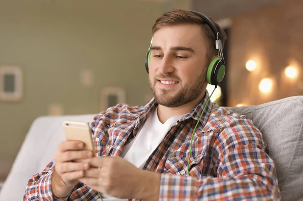 Jongeman Luisteren Naar Muziek Tijdens Het Ontspannen Sofa Thuis — Stockfoto