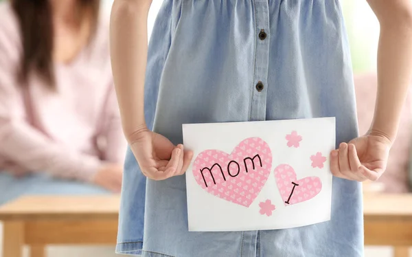 Niña Escondiendo Tarjeta Felicitación Para Mami Sus Espaldas Día Madre —  Fotos de Stock