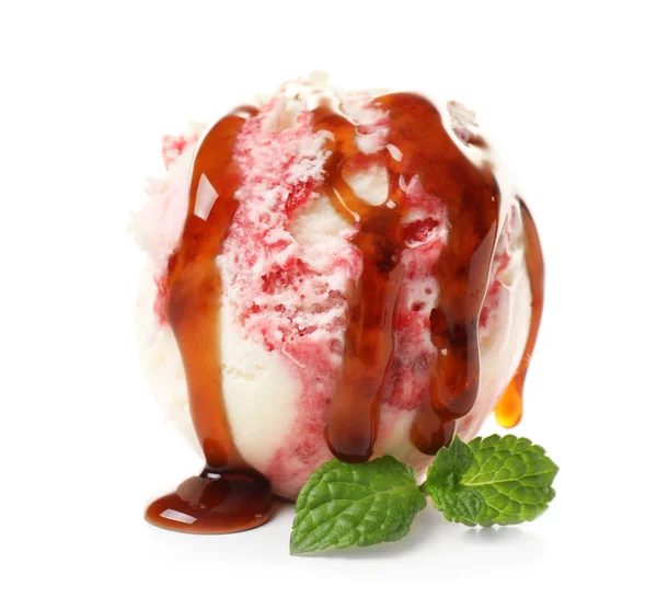 白い背景の上のカラメルのトッピングで美味しいベリー アイス クリーム ボール — ストック写真