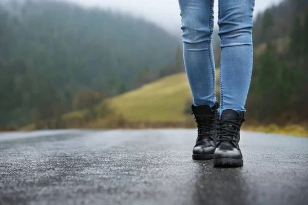 Kadın Turist Yağmurda Kırsal Yol Boyunca Yürüyüş — Stok fotoğraf