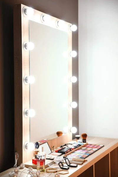 Local Trabalho Artista Maquiagem Profissional Com Espelho Grande Cosmético — Fotografia de Stock