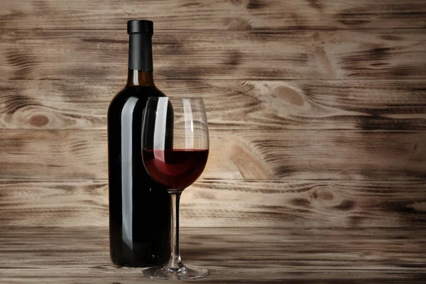 Botella Copa Con Vino Tinto Sobre Fondo Madera — Foto de Stock