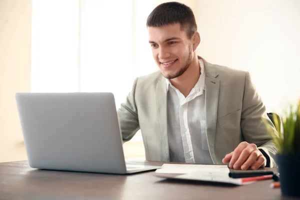 Ung Man Som Använder Laptop Hemma — Stockfoto