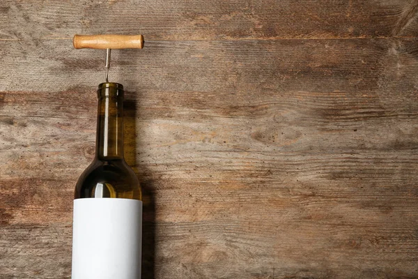 Garrafa Vinho Com Saca Rolhas Etiqueta Branco Sobre Fundo Madeira — Fotografia de Stock