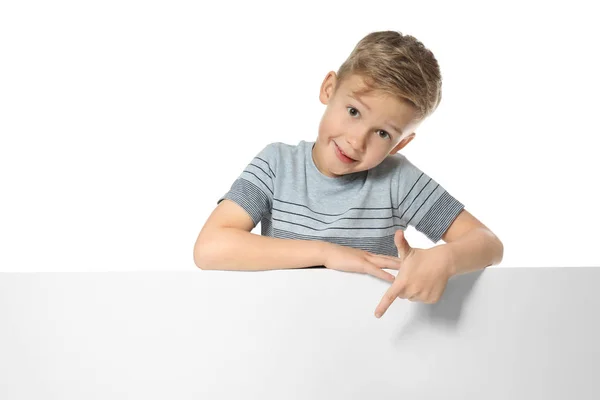 Lindo chico con tablero de publicidad en blanco sobre fondo blanco — Foto de Stock