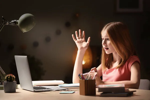 Adolescente Com Laptop Fazendo Lição Casa Mesa Noite — Fotografia de Stock