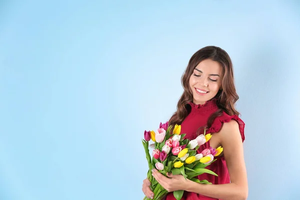 Красивая Женщина Держит Букет Тюльпанов Цветном Фоне — стоковое фото