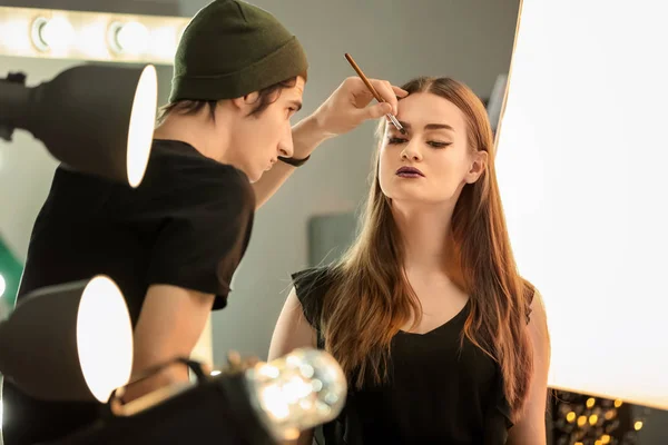 Artiste Professionnel Créant Maquillage Pour Beau Modèle Dans Chambre — Photo