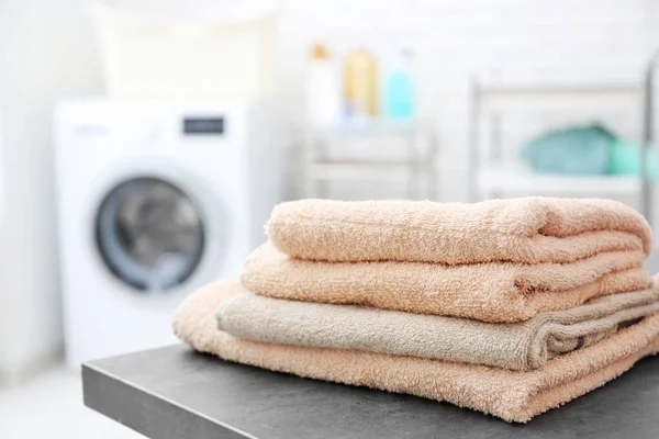 Stapel Sauberer Handtücher Auf Dem Tisch Waschsalon — Stockfoto