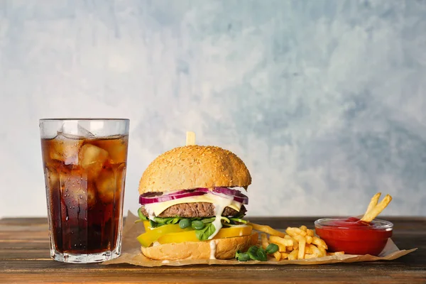 Glas Kalte Cola Mit Leckerem Burger Auf Dem Tisch — Stockfoto