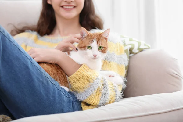 Ung Kvinna Med Söt Katt Soffan Hemma — Stockfoto