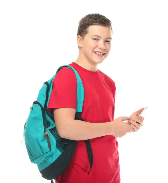 Хлопчик-підліток з рюкзаком і смартфоном на білому тлі — стокове фото