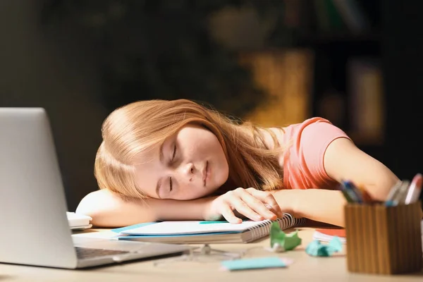 晚上在餐桌上做作业时 十几岁的女孩入睡 — 图库照片