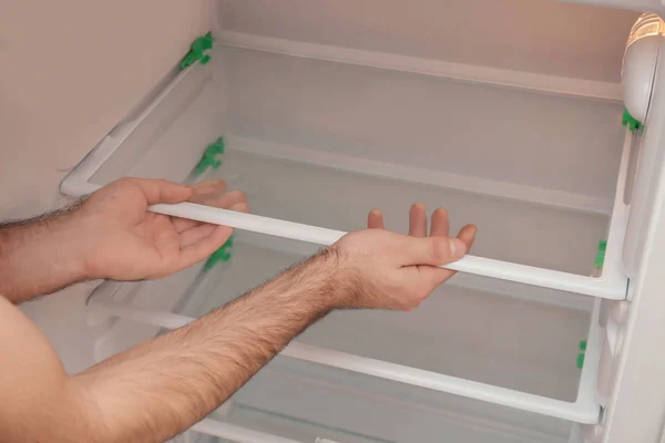 Técnico Masculino Instalando Estante Refrigerador Primer Plano — Foto de Stock