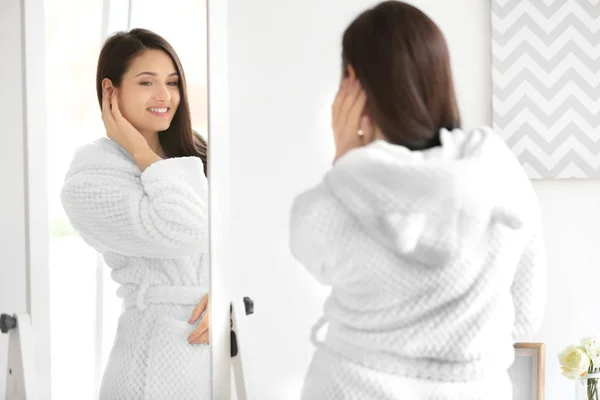 Mujer Joven Mirándose Espejo Interior —  Fotos de Stock