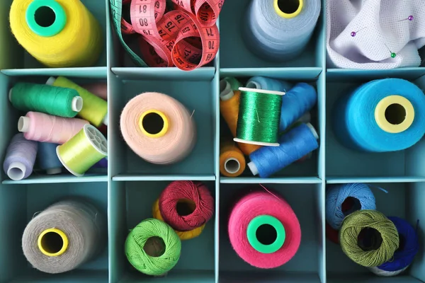 ミシン糸とかぎ針編みダブルコンパートメント ボックスのアクセサリーと踏まえ トップ ビュー — ストック写真