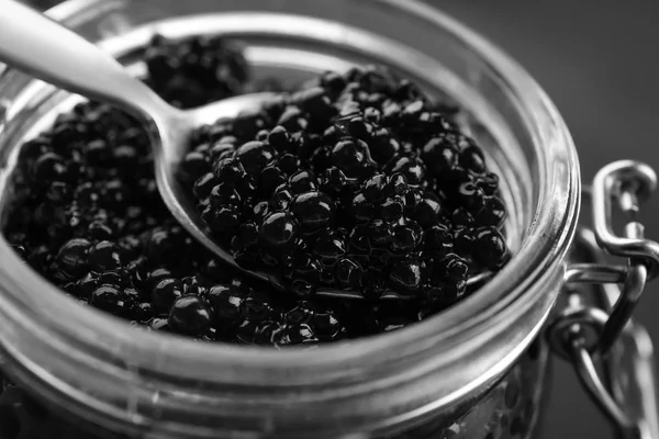 Vaso Vetro Cucchiaio Con Caviale Nero Primo Piano — Foto Stock