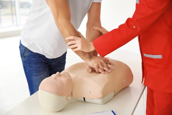 Adam Manken Ilkyardım Sınıfında Closeup Üzerinde Cpr Pratiği — Stok fotoğraf