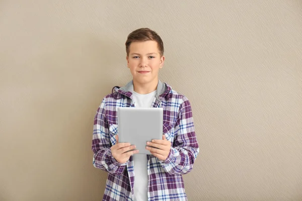 Adolescente con tablet PC sobre fondo gris —  Fotos de Stock