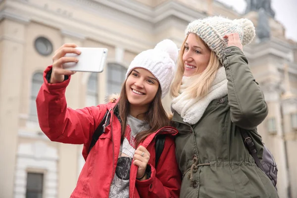 Jóvenes mujeres turistas tomando selfie, al aire libre —  Fotos de Stock