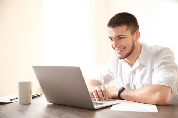 Hombre Joven Usando Ordenador Portátil Casa — Foto de Stock