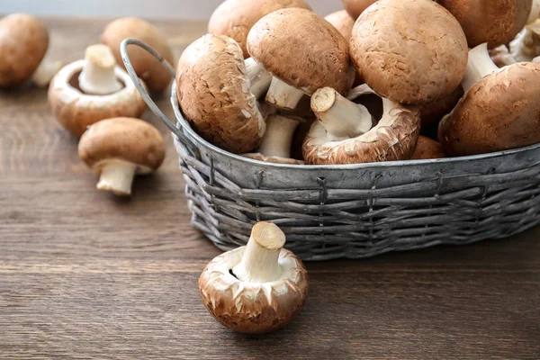 Cesta Con Champiñones Sobre Mesa Madera — Foto de Stock