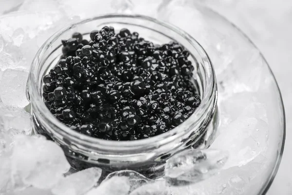 Caviar Negro Servido Con Hielo Tazón Vidrio — Foto de Stock