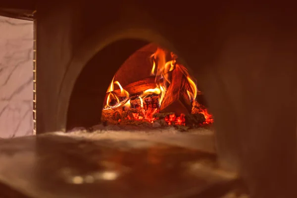 Brennholz Traditionellem Ofen Restaurantküche Verbrennen — Stockfoto