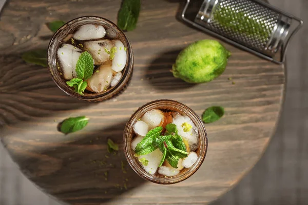 Due Bicchieri Cuba Libre Cocktail Sul Tavolo Legno — Foto Stock