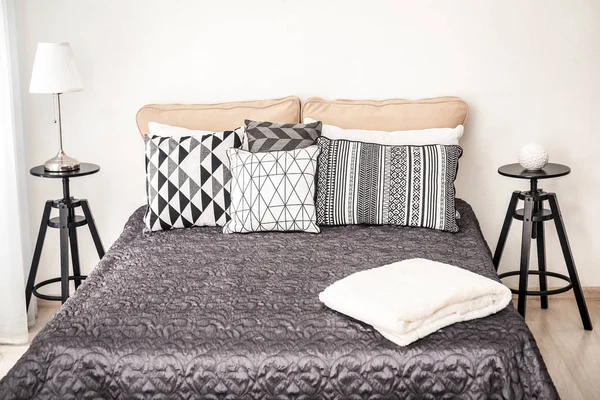 Interior Elegante Com Cama Confortável Travesseiros Macios — Fotografia de Stock