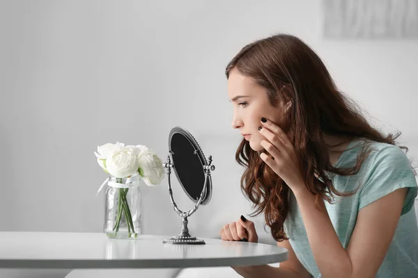 自宅の鏡で見ている若いきれいな女の子 — ストック写真
