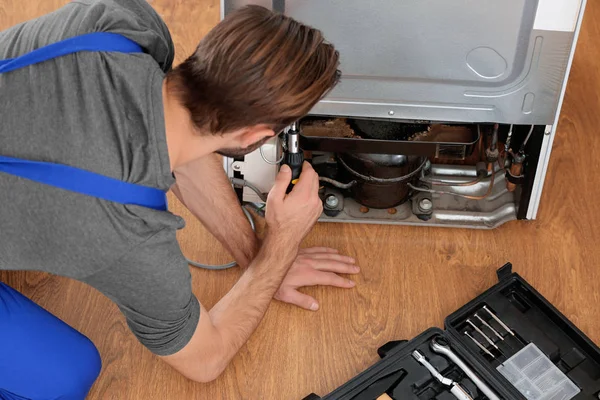 Maschio Tecnico Riparazione Frigorifero All Interno — Foto Stock