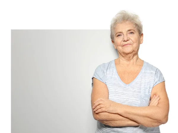 Senior Vrouw Met Lege Reclame Bord Witte Achtergrond — Stockfoto