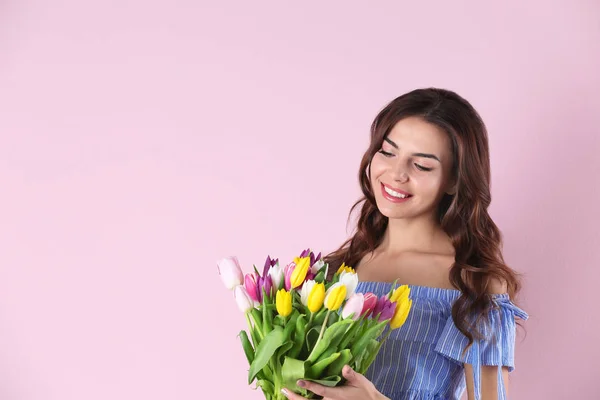 Mooie Vrouw Met Boeket Tulpen Kleur Achtergrond — Stockfoto