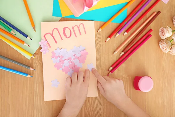 Mała Dziewczynka Przygotowuje Karty Pozdrowieniami Dla Jej Mama Dzień Matki — Zdjęcie stockowe
