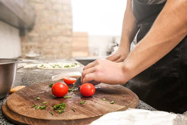 Koch Bereitet Belag Für Pizza Tisch Restaurantküche Vor — Stockfoto