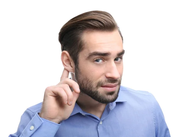 白人の背景で聴覚障害を持つ若い男 — ストック写真