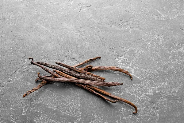 Gri Zemin Üzerine Vanilya Çubukları — Stok fotoğraf