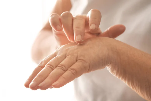 Femme Âgée Appliquant Crème Pour Les Mains Gros Plan — Photo