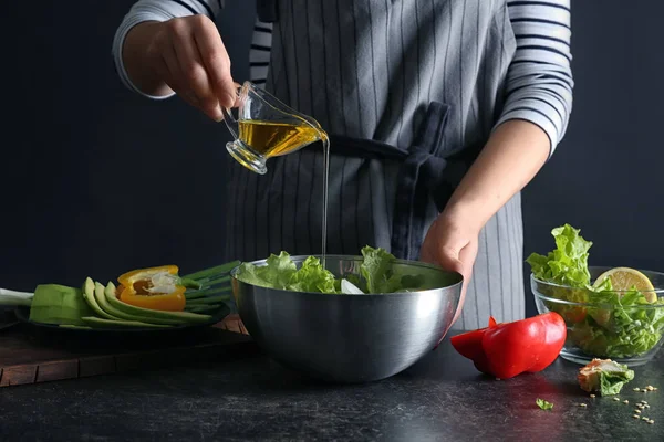 Olaj Özönlenek Táblázat Friss Zöldség Saláta Tál — Stock Fotó