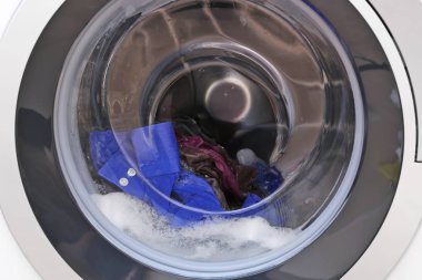 Giysileri, closeup ile çamaşır makinesi. Çamaşır günü