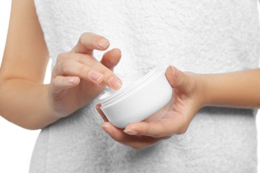 El kremi, closeup kavanoz olan kadın