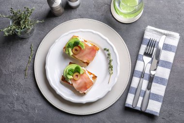 Avokado ve prosciutto plaka üzerinde lezzetli bruschettas